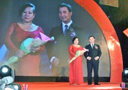 Tổng giám đốc siêu thị Sài Gòn tặng hoa tổng giám đốc cty bột Mikko
