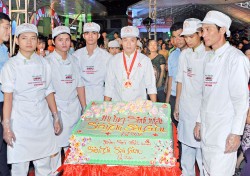 Bánh kem 1m mừng sinh nhật siêu thị Sài Gòn do đội ngũ bột Mikko thực hiện