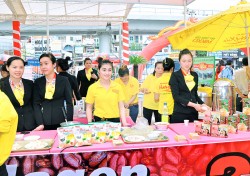 Nhân viên demo sản phẩm cty bột trộn sẵn Mikko