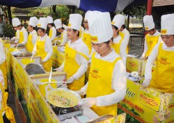 Kỷ lục số người cùng đổ bánh xèo nhiều nhất 3