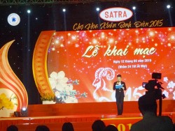 MC Thanh Bạch dẫn chương trình chợ hoa xuân Bình Điền 2015