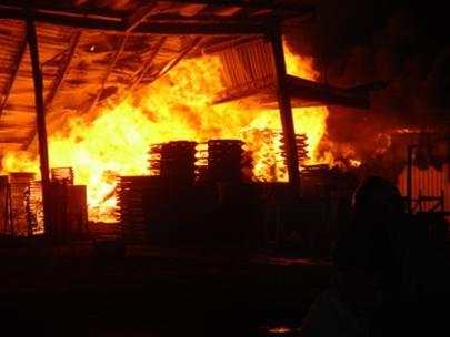 Cháy dữ dội tại công ty bột mì