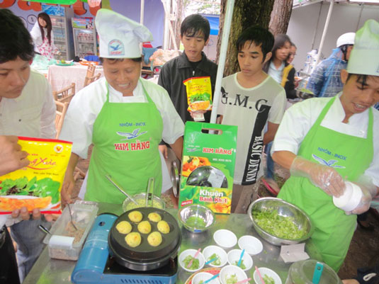 Hướng dẫn làm bánh khọt tại gian hàng Mikko ngày 18/06/2011