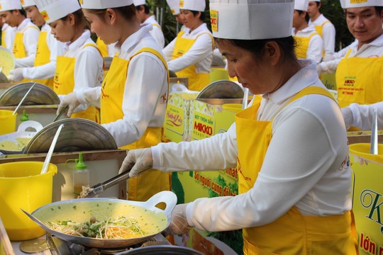 Intermix trình làng chiếc bánh xèo lớn nhất Việt Nam