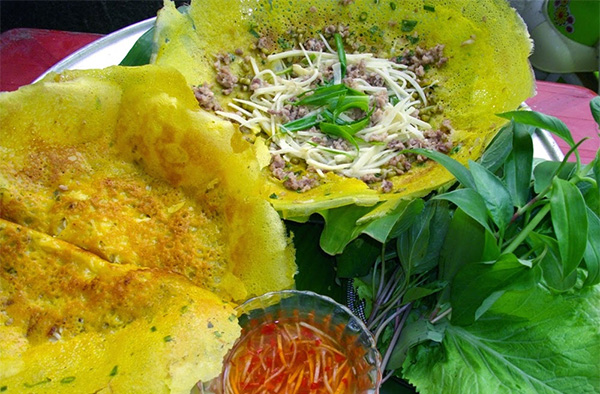 Làm bánh xèo ngày Tết, gia đình vui sum họp