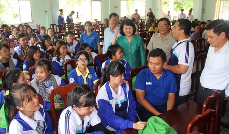 Nghe báo cáo từ đoàn sinh viên tình nguyện trường ĐH Ngân hàng TP Hồ Chí Minh.