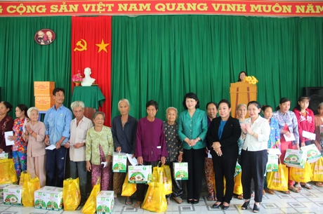 Phó Chủ tịch nước - Đặng Thị Ngọc Thịnh cùng đại diện Cty CP Ba Huân, Cty CP Việt Nam Kỹ nghệ Bột mì- VIKYBOMI 