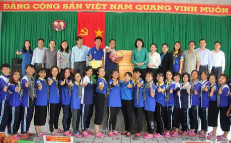 Phó Chủ tịch nước- Đặng Thị Ngọc Thịnh cùng đoàn tặng quà cho đoàn sinh viên tình nguyện.